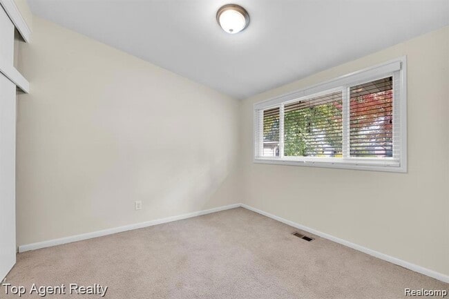 Building Photo - 881 Brooklawn Dr