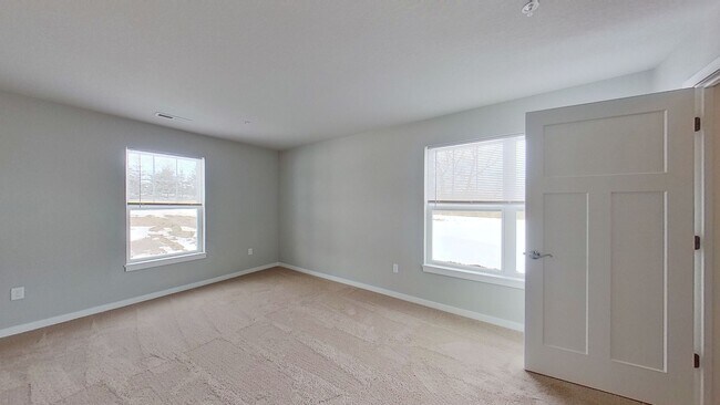 Building Photo - Condo Style Upper 3 Bedroom 2 Bathroom plus Den Apartment