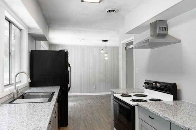 Building Photo - 3336 Oakridge Dr