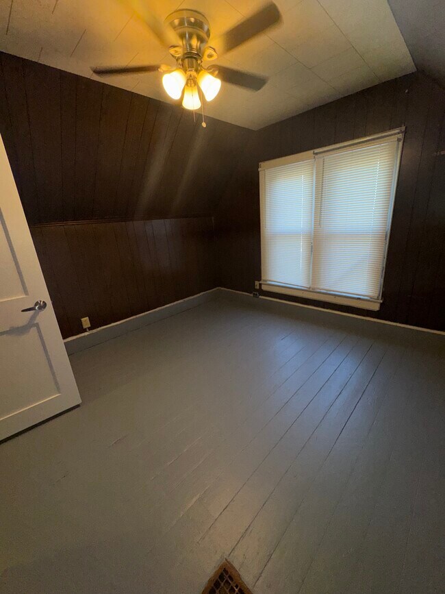 Building Photo - 420 W College St