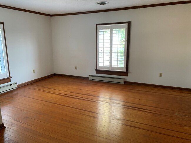 Building Photo - 2 Story Historic Home Near New London Academy