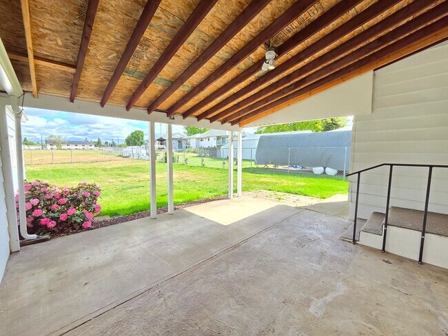 Building Photo - $1,725 - 2 Bed / 1 Bath Charming Home in Spokane Valley