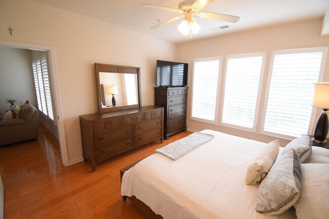 Building Photo - Beautiful 3BR 2BA Condo • Granite Kitchen • Balcony & Pool • Furnished 4th-Floor End Unit Condo i...