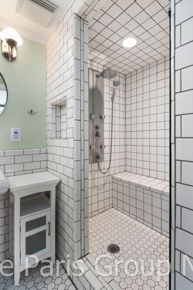 Building Photo - Adorable 3br, 2ba West Seattle Remodel * B...