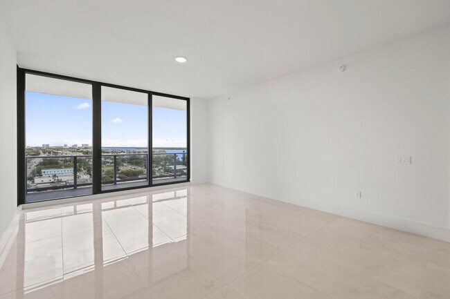 Building Photo - 220 Lake Shore Dr