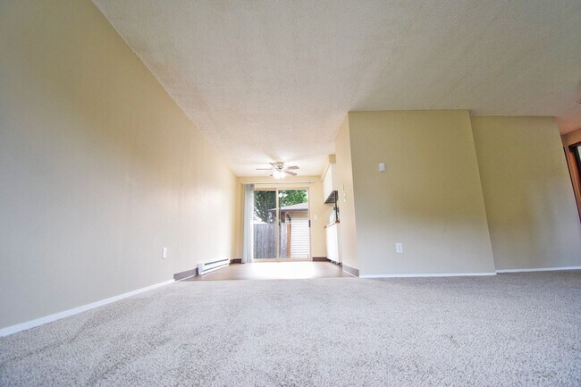 Building Photo - Bright and Spacious 2 Bed 1 Bath APT in NE...