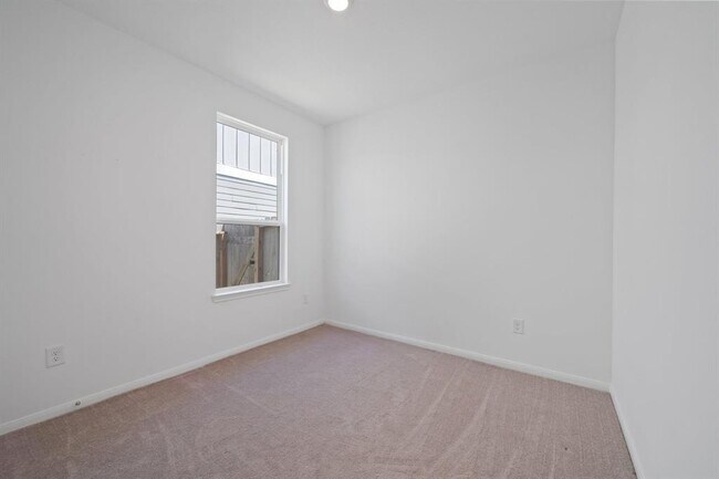 Building Photo - 25849 Hedgerow Dr