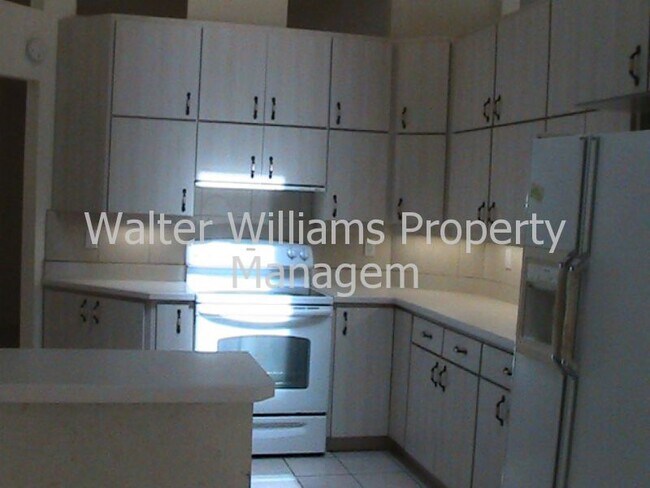 Building Photo - Spacious pool home