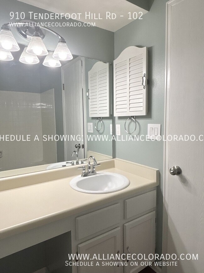 Building Photo - 910 Tenderfoot Hill Rd