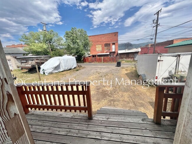 Building Photo - One Bedroom House with Off-street Parking!