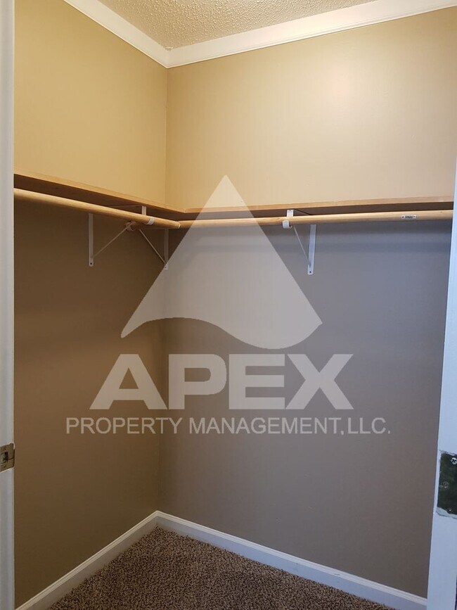 Building Photo - MOVE-IN SPECIAL,NO RENT TIL APRIL 1ST! - NICE 3 Bd | 2 Ba Top Floor Condo in West Knoxville!