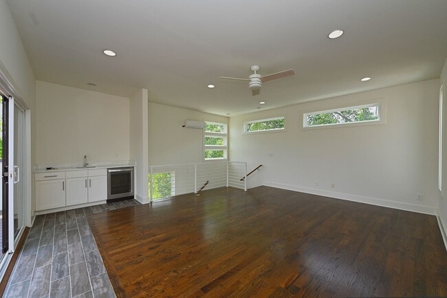 Building Photo - 407B Moore Ave