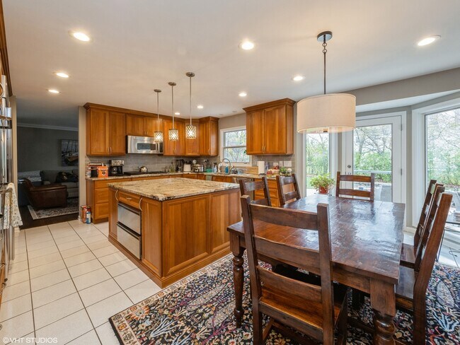 Building Photo - 445 Blue Ash Dr