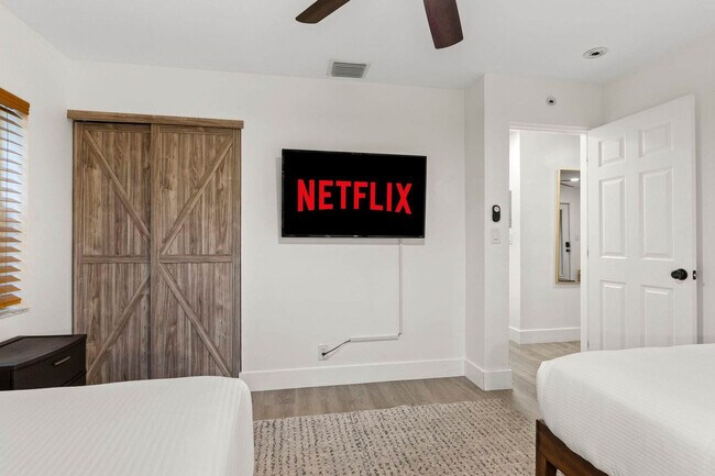 Building Photo - 1425 NE 5th Terrace