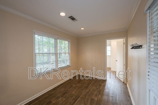 Building Photo - 225 Pebble Trail