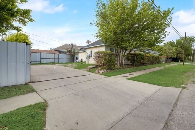 Building Photo - East Dallas Duplex