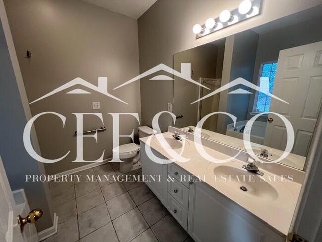Building Photo - Spacious 3-Bedroom, 2-Bathroom Home in Roc...