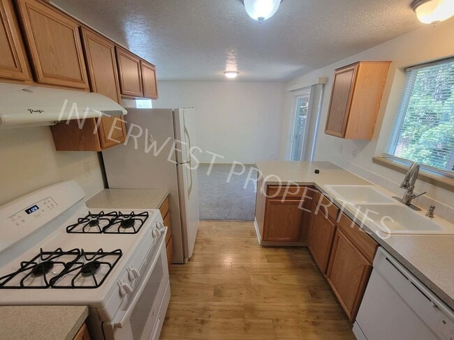 Building Photo - *1ST MONTH'S RENT FREE* 4 Bedroom Home Near Brentwood Park w/Garage, Fenced Yard & Gas Fireplace