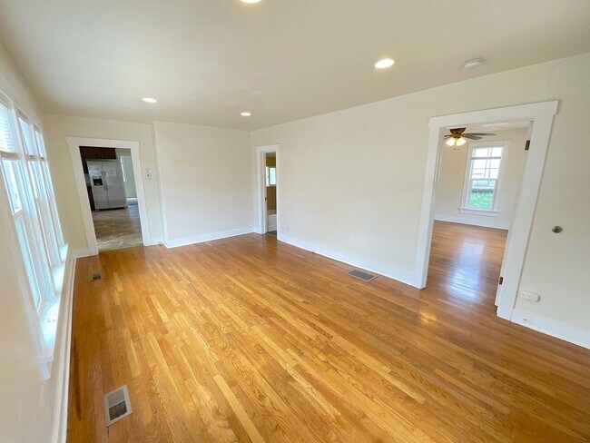 Building Photo - 2 Bedroom Home Available Near Pikes Peak Ave & S Institute St!