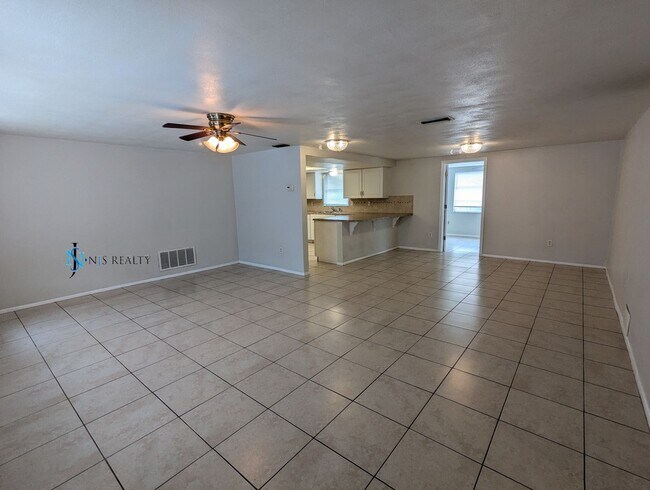 Building Photo - Fresh paint throughout this 3/2/1 1400 Sq....