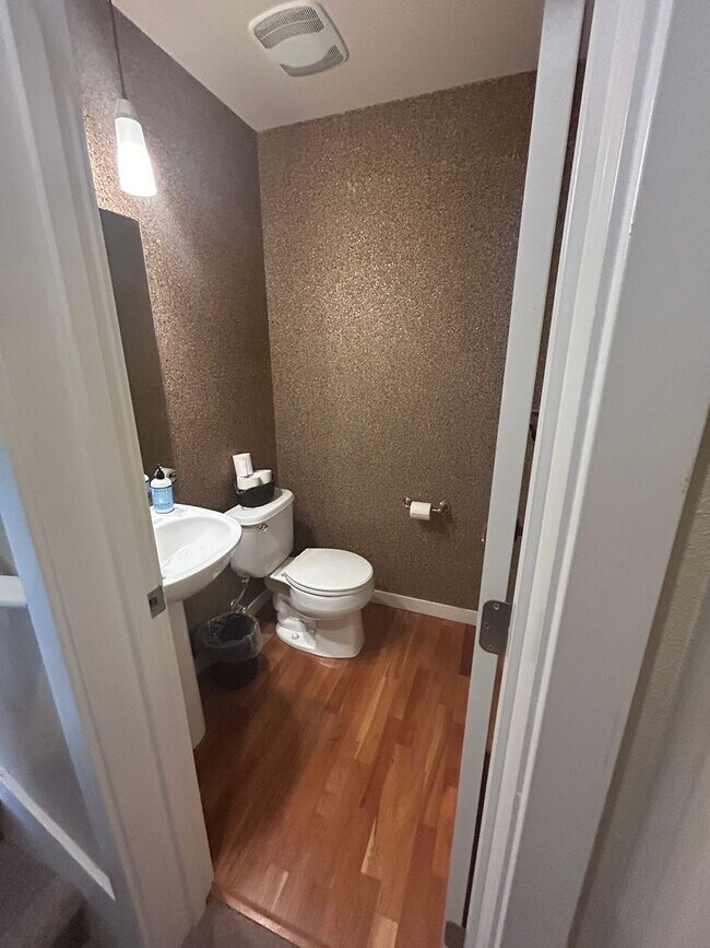 Building Photo - 2106 Yakima Ct S