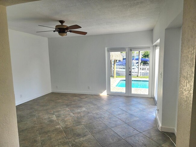 Building Photo - 191 SE 9th Ct