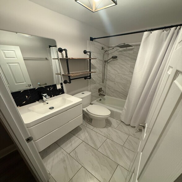 Building Photo - 5455 N Sheridan Rd