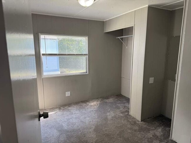 Building Photo - 2737 W Washington Center Rd