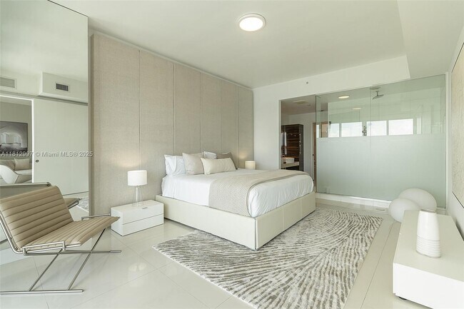 Building Photo - 2020 N Bayshore Dr