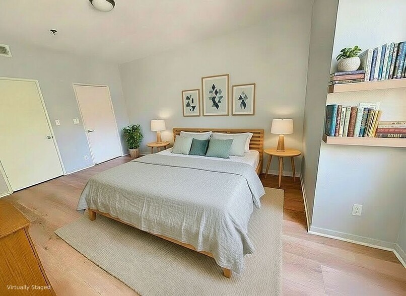 Building Photo - 2222 N Beachwood Dr