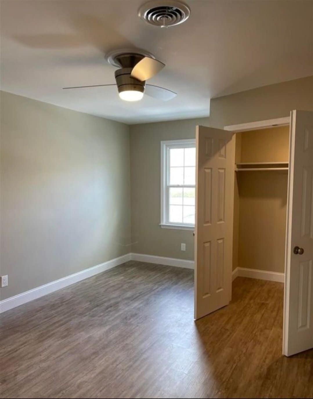 Building Photo - 2220 Oakwood Ln