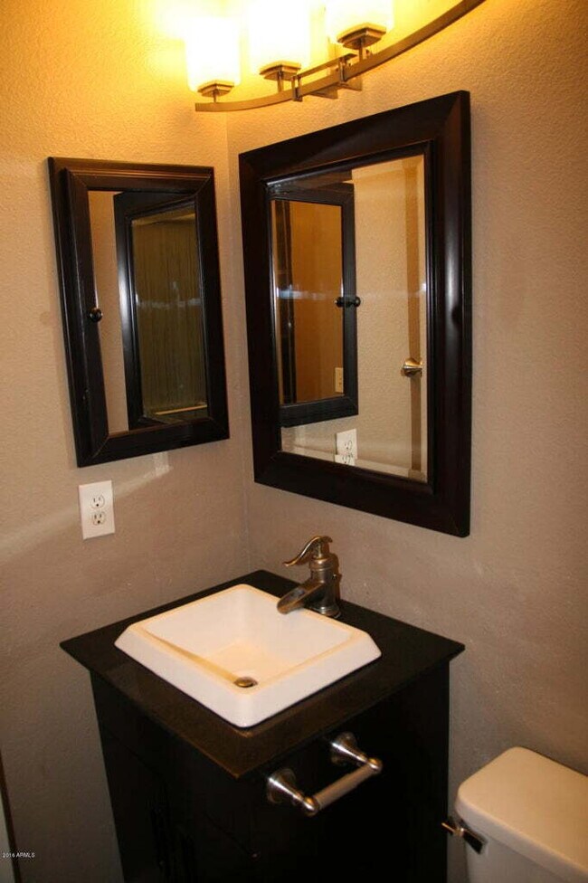 Building Photo - 1013 W Westchester Ave