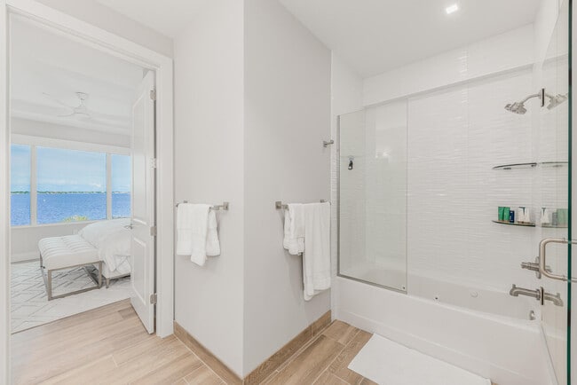 Building Photo - 41 SW Seminole St