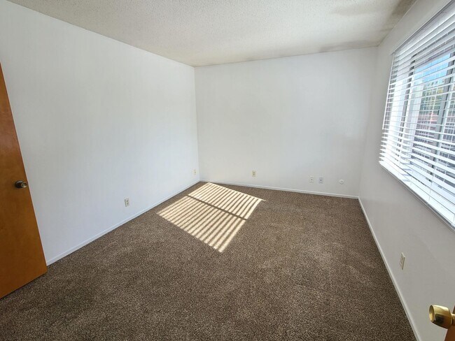 Building Photo - UPDATED RENTAL IN SACRAMENTO!