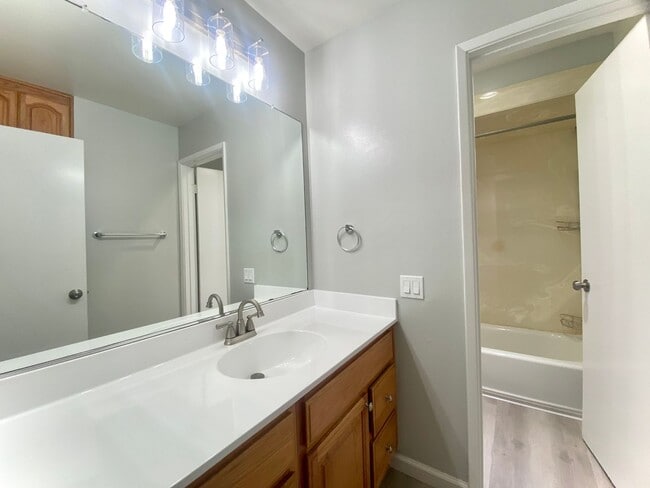 Building Photo - Charming 2-bedroom townhome in Fremont