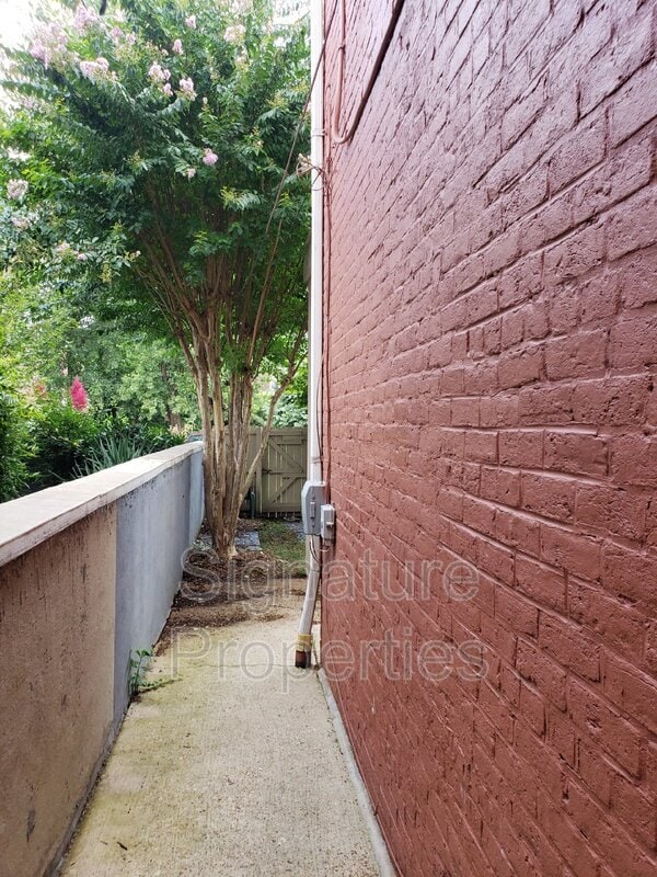 Building Photo - 303 W Clay St