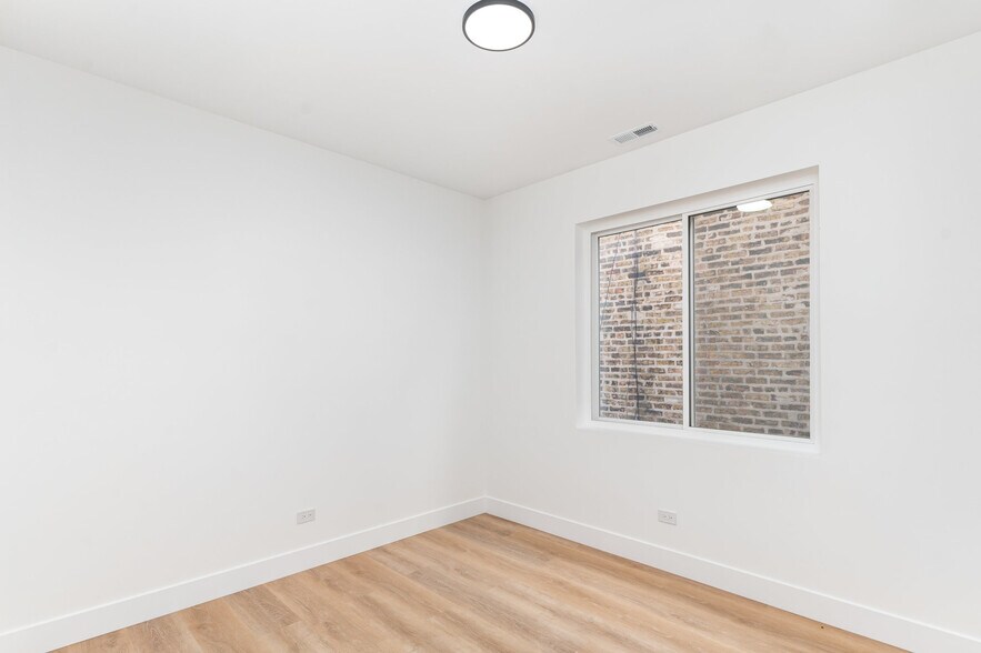 Building Photo - 2132 S Fairfield Ave