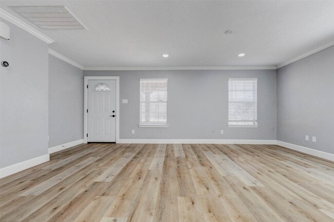 Building Photo - 611 Kenney St