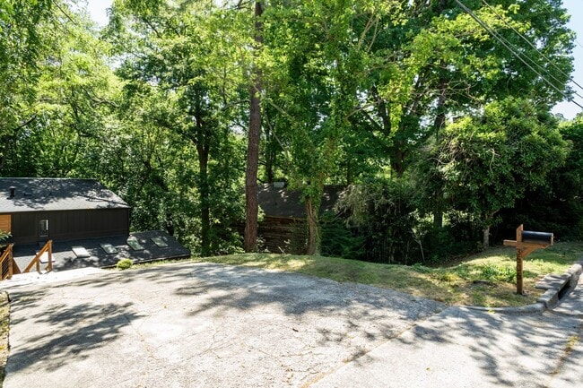 Building Photo - Ultra Modern Three Bedroom Home!