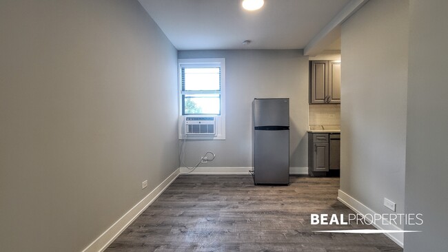 Building Photo - 505 W Belmont Ave