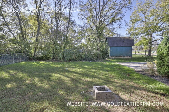 Building Photo - 402 E Trinity Ln