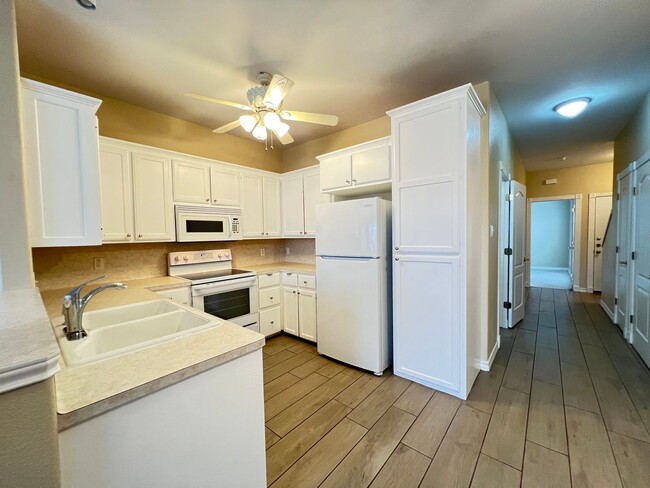 Building Photo - WATERFRONT TOWNHOME ON THE ISLAND!