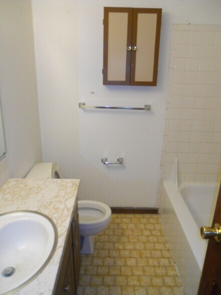 Building Photo - 2711 Ridge Ct
