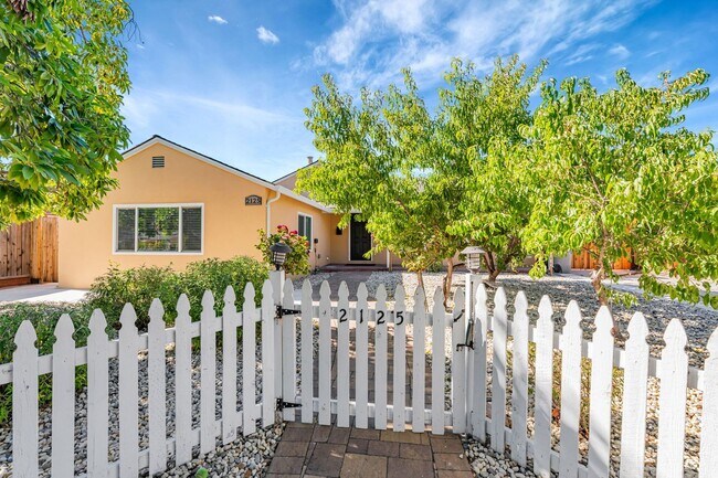 Building Photo - Beautifully Maintained 3-Bedroom Home l Hu...