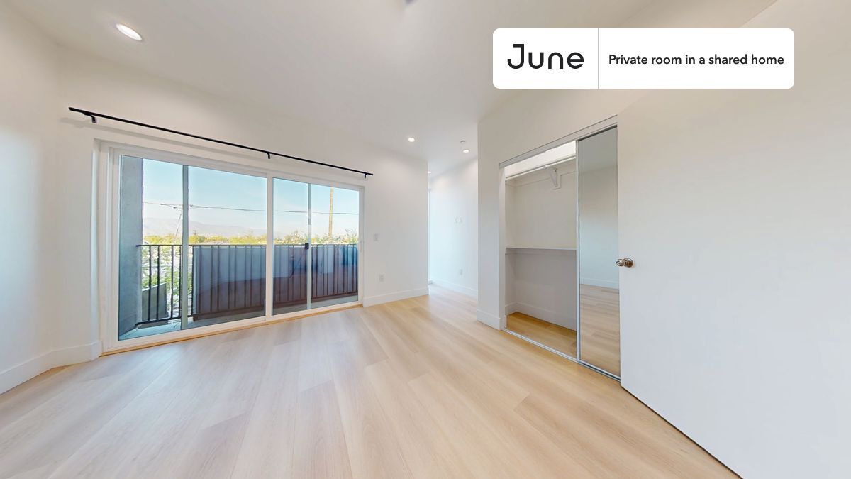Building Photo - Private bedroom in 5 bed/4 bath Home