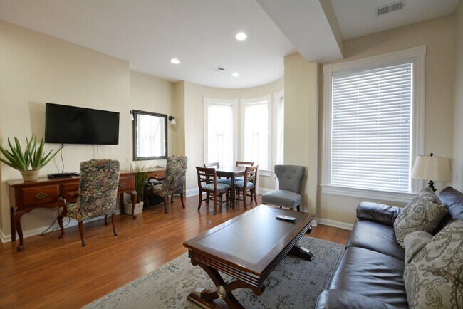 Building Photo - 118 3rd St SE