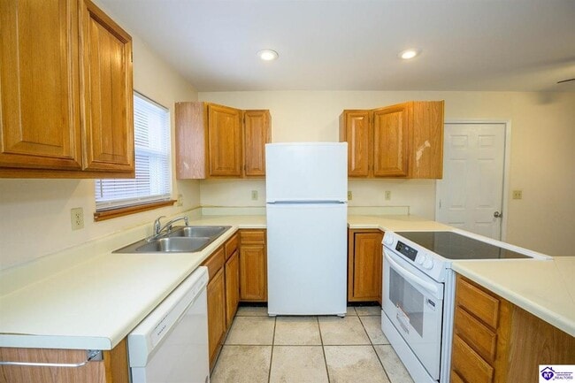 Building Photo - 113 College Street Rd