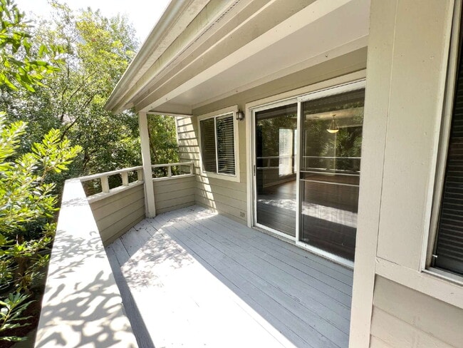 Building Photo - Freshly Updated Condo!