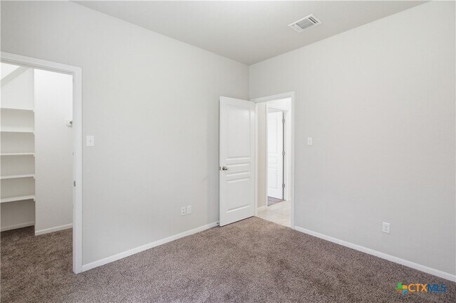 Building Photo - 5716 Blackstone Dr