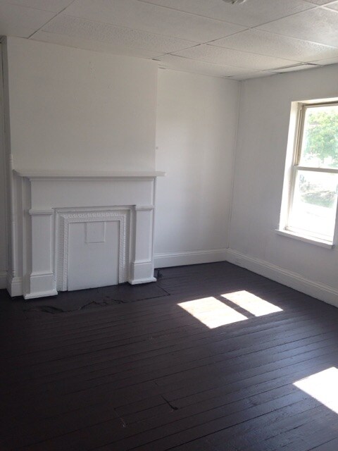 Building Photo - 103 W Walnut St